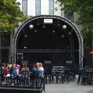 Overdekt podium met half rond dak 6.7m x 4.0m x 5.70m (BxDxH)